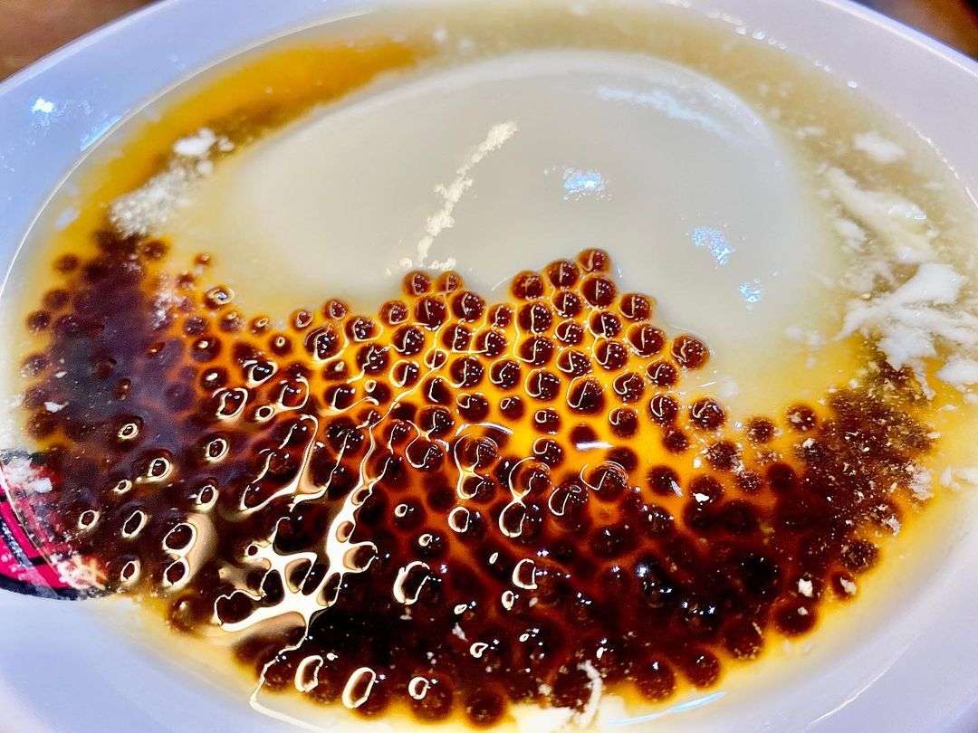同記安平豆花のなめらかな豆花と小豆のトッピング