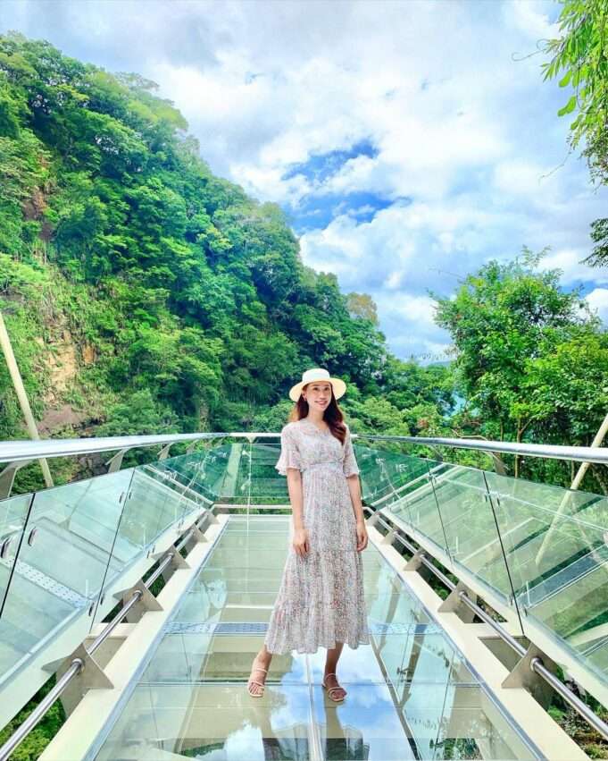 小烏来天空歩道の全透明ガラス橋面から渓谷を見下ろす景色