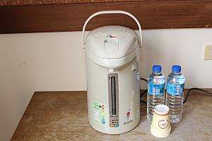 客室に備え付けの電気ポットとアメニティ