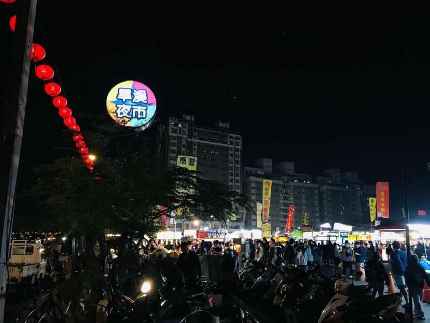 旱溪観光夜市の夜の屋台の明かりと人々、広大な敷地が一望できる
