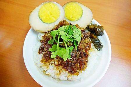 台北で人気の黃記魯肉飯のルーロー飯。艶やかな豚の煮込みがご飯の上に盛られた台湾の定番小吃