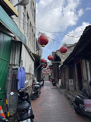 路地に提灯が下がる鹿港の街並み