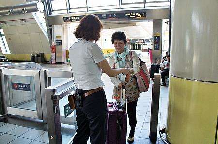 高鉄駅の窓口でパスを提示して乗車チケットを受け取る