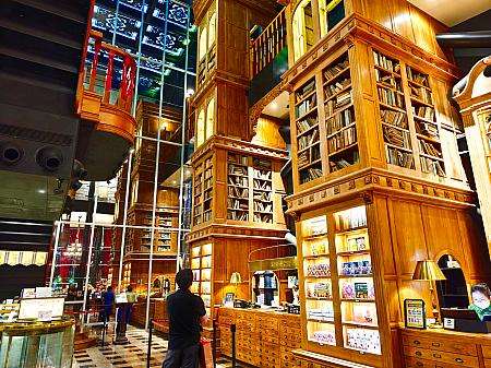 台中の観光名所宮原眼科の外観。レトロなデザインの建物が印象的