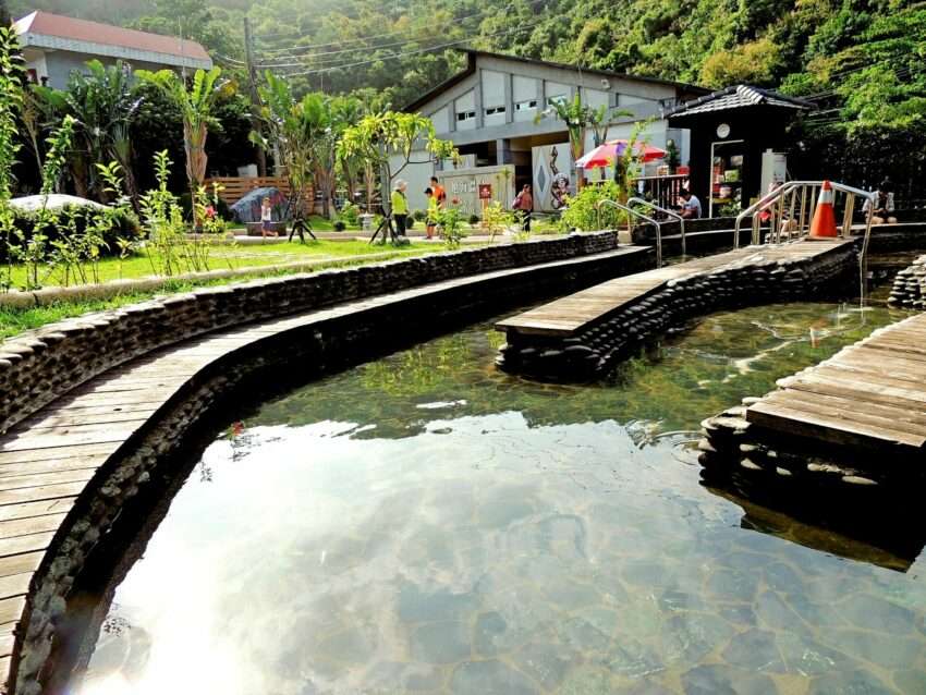 旭海温泉の屋外湯池と周囲の自然環境