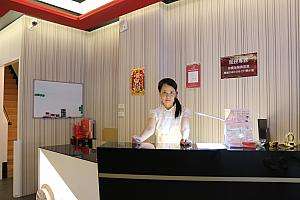 楽足養生館饒河店のフロント受付。日本語対応スタッフが迎えてくれる