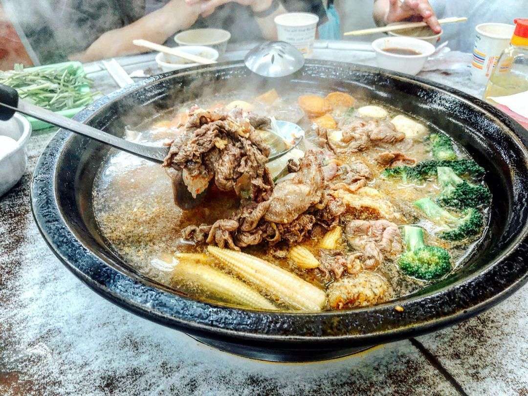 台北の老舗火鍋レストランで提供される鮮やかな食材ビュッフェの様子