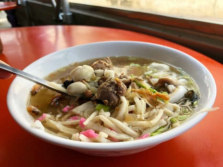 阿扁飯湯。マグロ・エビ・イカ・魚丸・牡蠣などの具材が盛りだくさんで、肉燥がかかった飯湯
