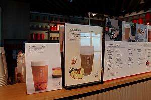 89階展望台の売店に並ぶフルーツドリンクやスイーツ