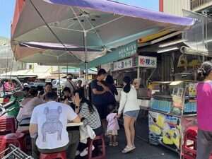 豬腳飯や排骨飯の屋台に並ぶ地元客
