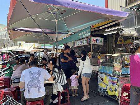 豬腳飯や排骨飯の屋台に並ぶ地元客