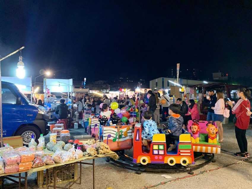 竹東二重埔夜市の屋台。毎週木曜に地域の広場で開かれるコミュニティ型夜市
