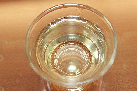 台湾碧螺春の薄い黄緑色の水色。透明感があり、緑茶らしい清澄さが特徴。