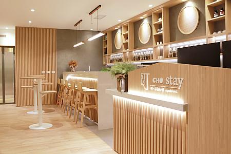 Thé Stay 町・草修行館のカフェ風ホテルロビー・フロント
