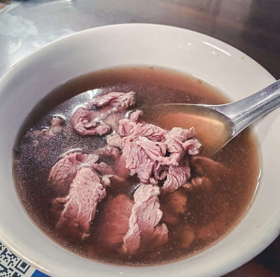 文章牛肉湯の厚切り牛肉が入った清湯スープ