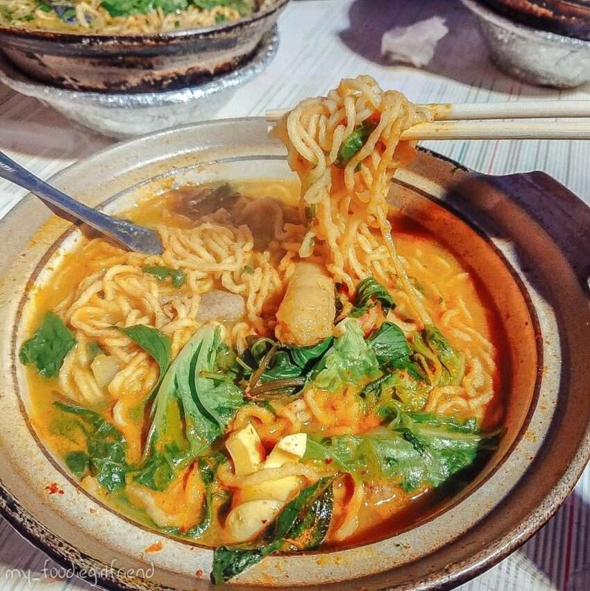 新加坡邋撒麵。南洋スパイスが効いた濃い色の麺料理