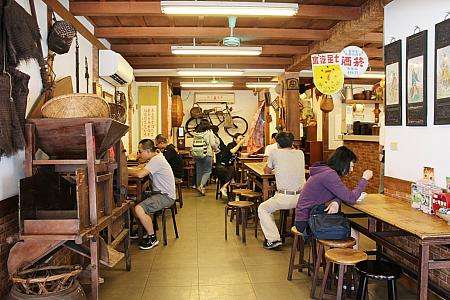 水亀伯古早味のノスタルジックな店内でレトロなかき氷を楽しむ