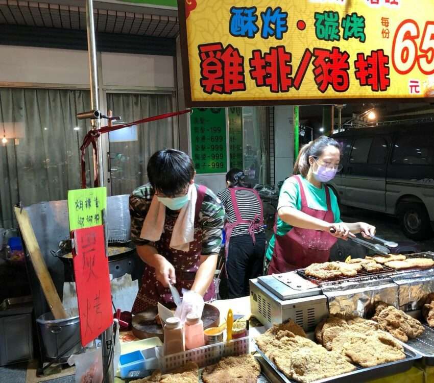 関廟夜市の山川一居旺碳烤雞排。大きな鶏肉が炭火の上で香ばしく焼かれている