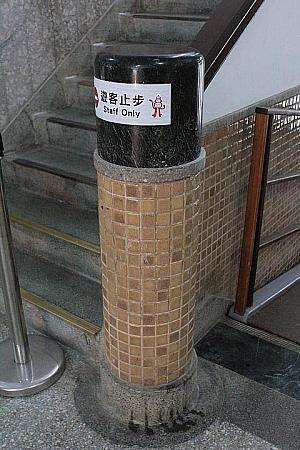 松山文創園区・辦公廳舎のカフェ入口がある建物外観