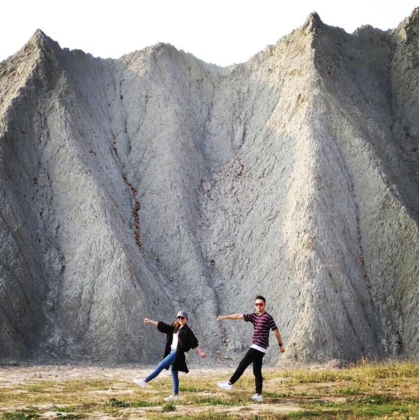 惡地步道で悪地地形の峰と谷を間近に歩く