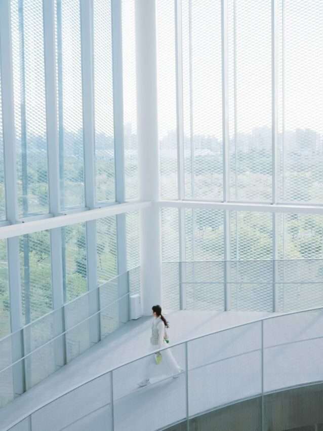 台中緑美図の外観、大面積のグリーンウォールとガラスカーテンウォールの建築