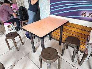 糖品角屋の外観と店頭の様子