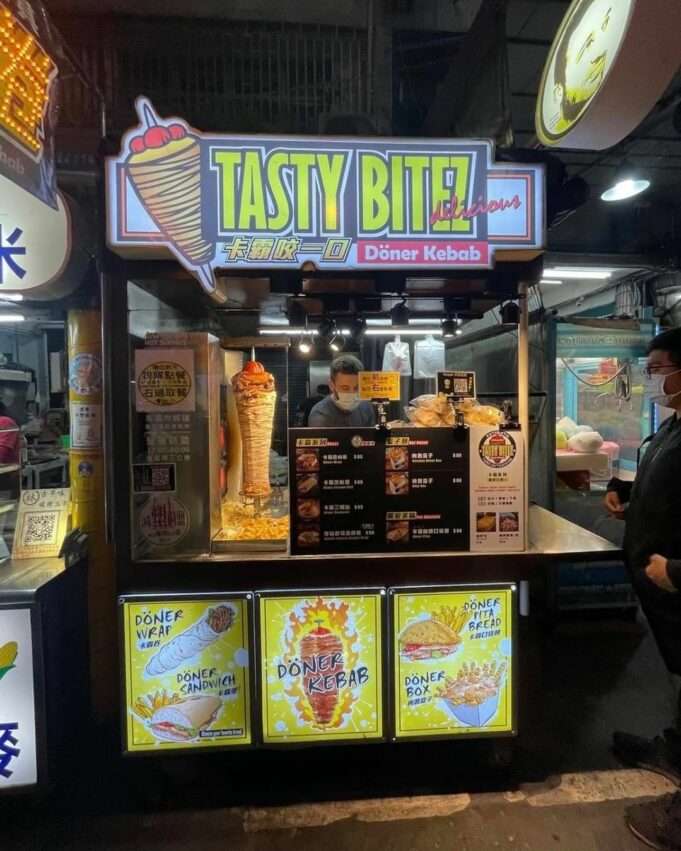忠孝路観光夜市の屋台に並ぶ台湾グルメの数々