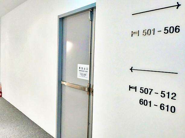 個室の内部とフロア共用シャワー・トイレの案内