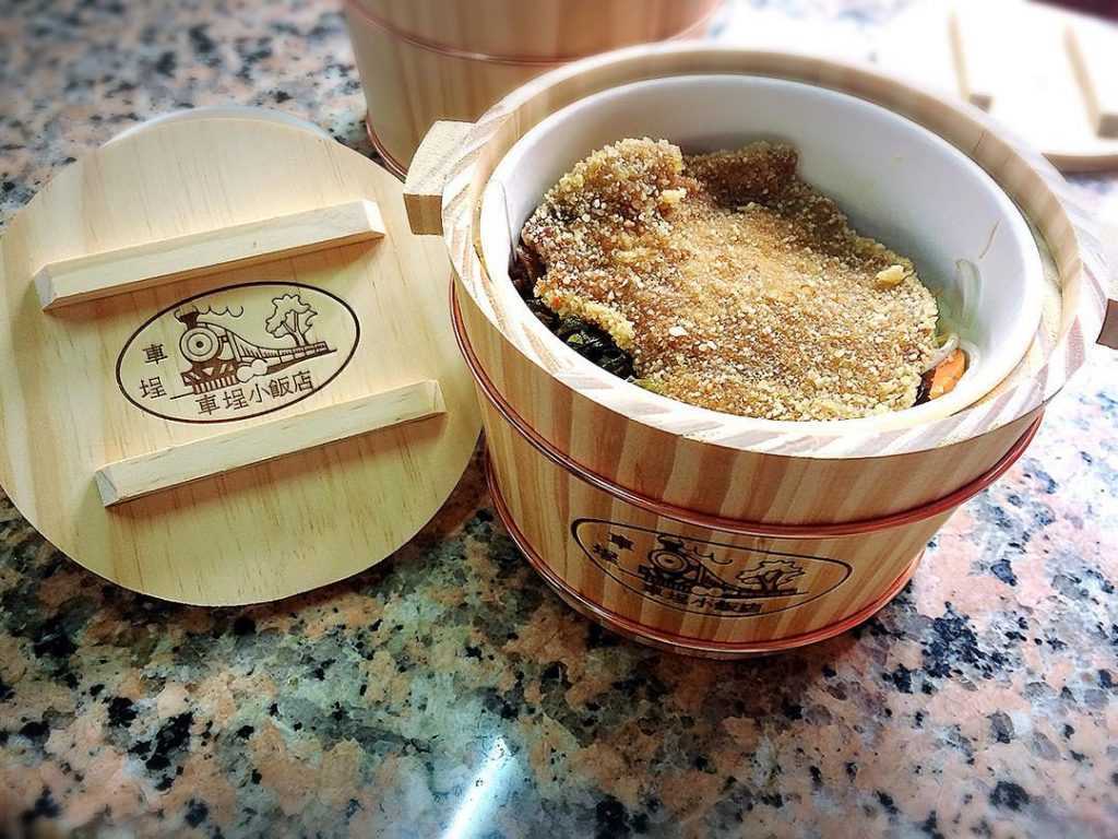 車埕小飯店の木桶弁当。桶に列車のロゴが入っている