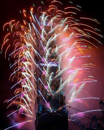 台北101年越しカウントダウン花火の全景写真。大晦日の深夜に打ち上げられた花火が台北101の外壁を彩る