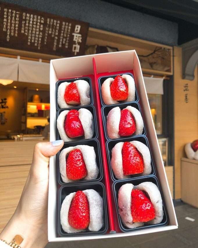滋養製菓の苺大福。新鮮な苺と白餡を包んだ和菓子スタイルのスイーツ