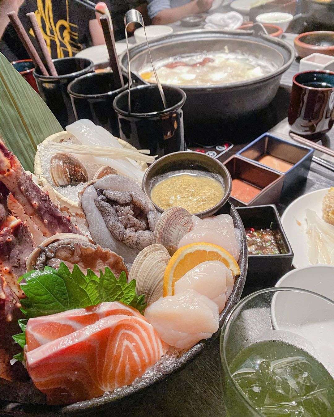 台北の高級しゃぶしゃぶ店・合Shabu鍋物料理の洗練されたテーブルセッティング
