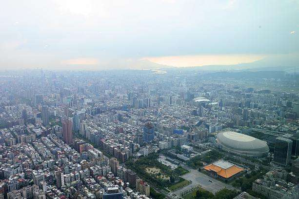 台北101の89階展望台から望む台北市の全景