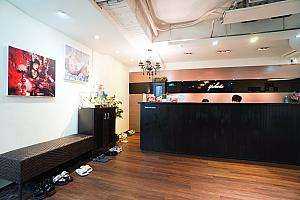 階段を降りるとすぐにカウンターがあります