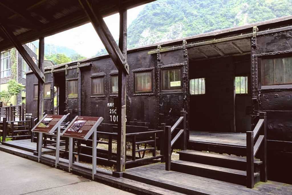 車埕木業展示館の外観と木造建築の細部