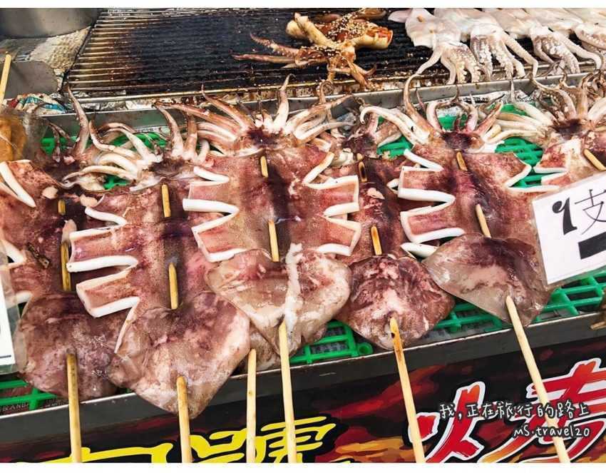 旗津老街の烤魷魚と烤小卷、その場で焼いて販売している屋台