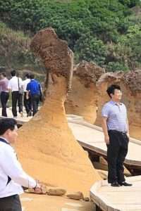 野柳地質公園の案内板と岩石の地質説明