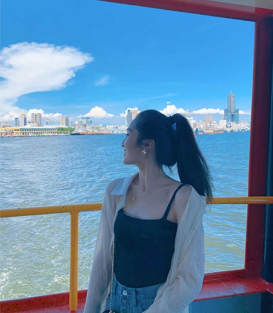 旗津フェリーが高雄港を航行する様子、船上にバイクが乗っている