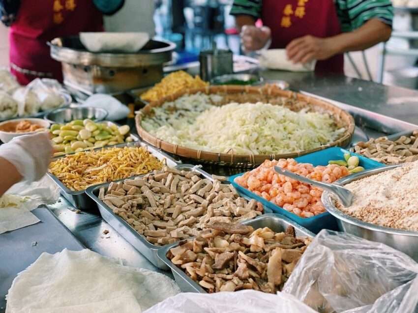 金得春捲。焼き色のついた白い皮に10種類以上の具材がぎっしり詰まっている