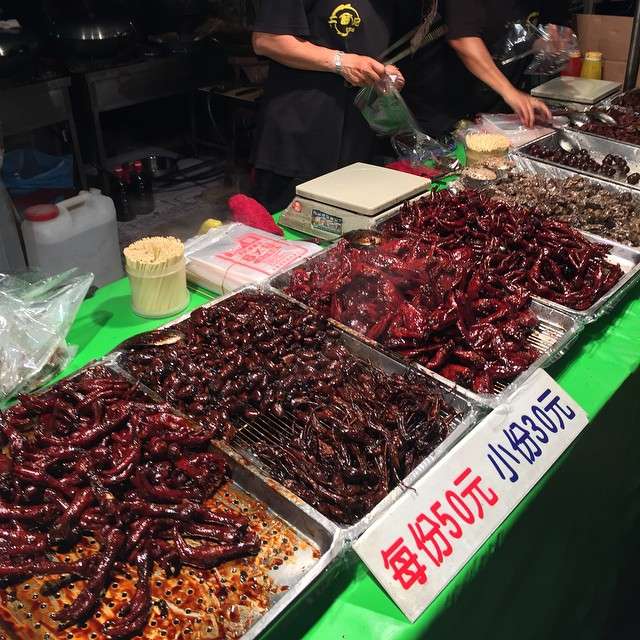 二師兄滷味の屋台。鍋が一列に並び、醤油と生姜の香りが漂う様子