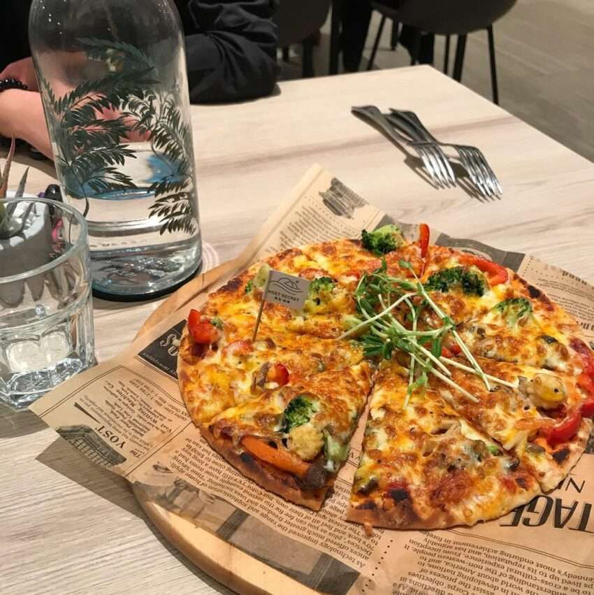 遇見‧秘境の素食レストラン。鍋料理・定食・ピザなど多彩なメニューが揃う