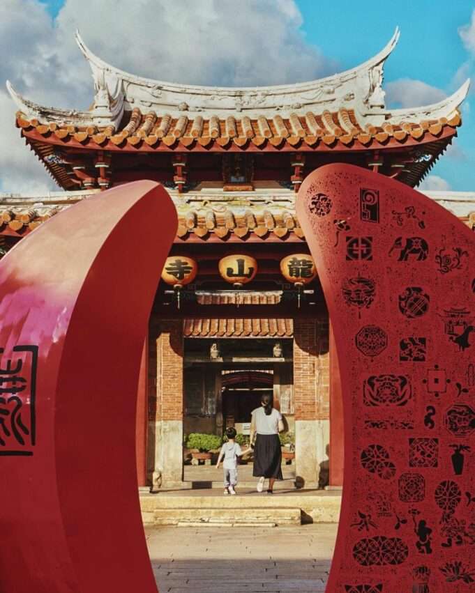 鹿港龍山寺の廟内部