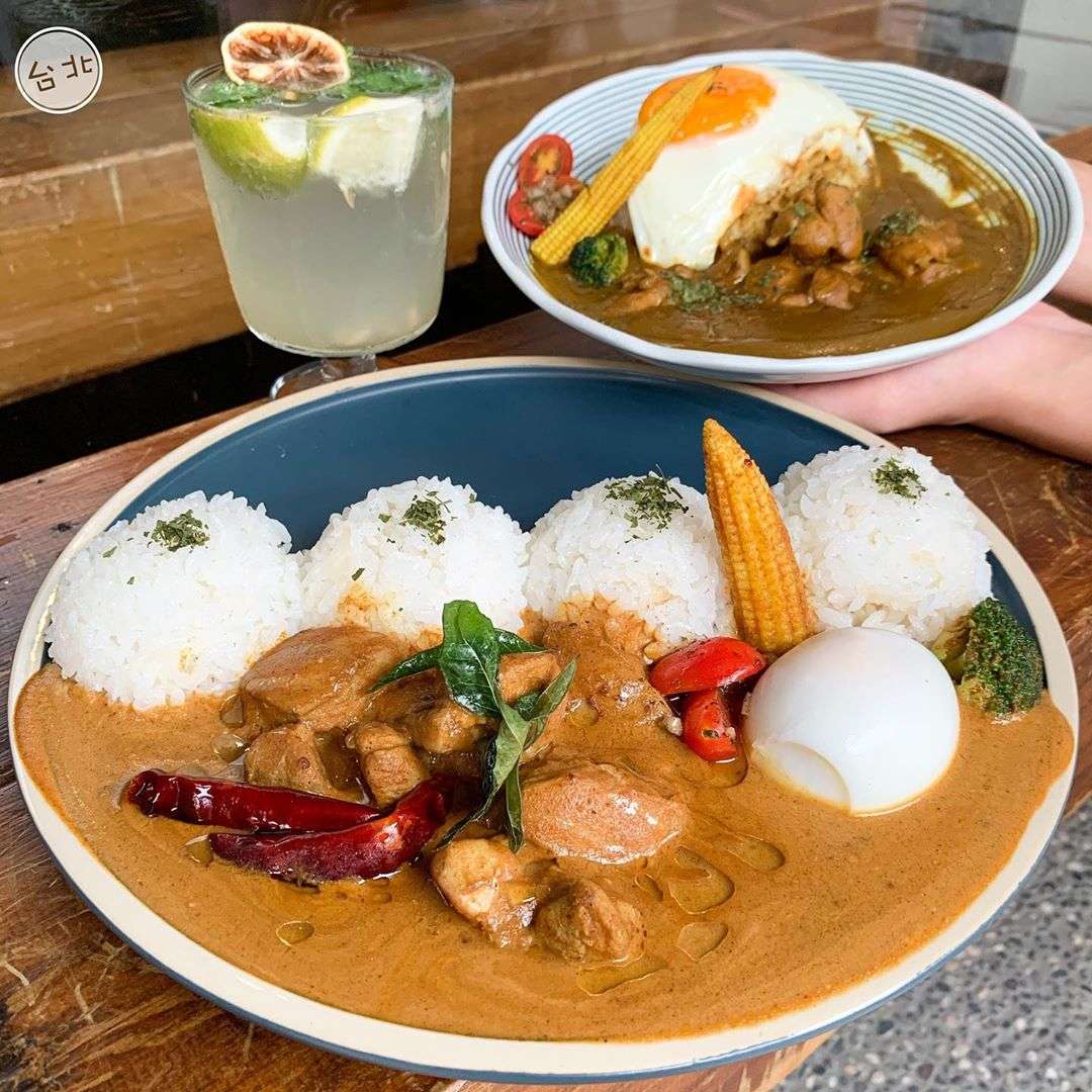 古流拉麵の丼。澄んだ金色のスープに太めの麺と整然と並んだトッピング