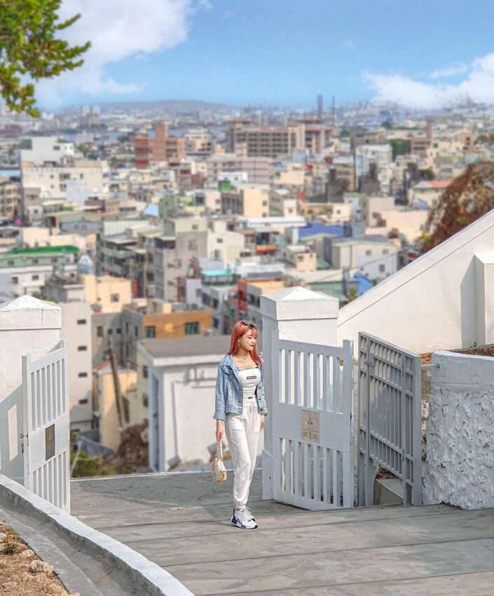 旗津燈塔の白い塔身が旗後山の頂上にそびえる