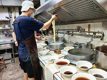 港園牛肉麵の厨房で注文をこなす様子