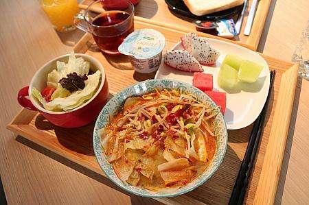 朝食ビュッフェで作ってもらったばかりの熱々の麺