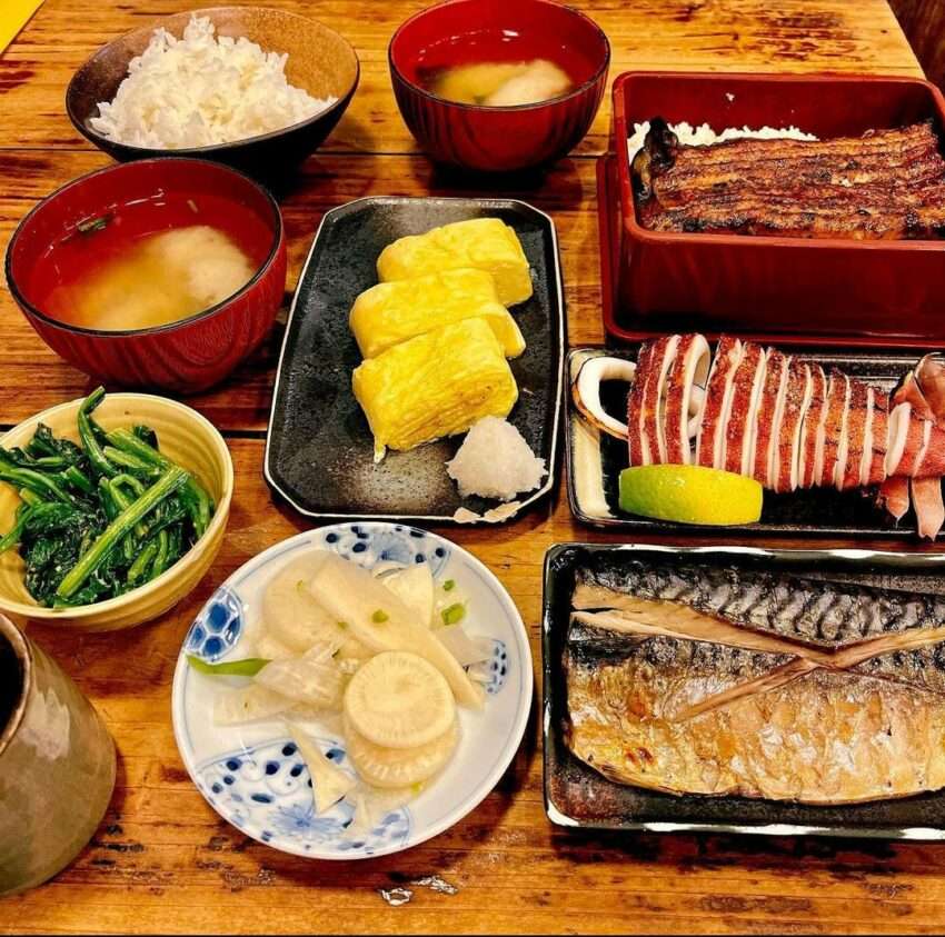 肥前屋のうな重。炭火で焼かれた鰻が白飯の上に乗り、香ばしい香りが漂う