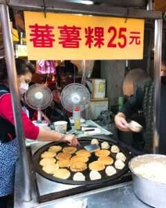 金山老街の現揚げ蕃薯粿、外皮が金色に揚がっている