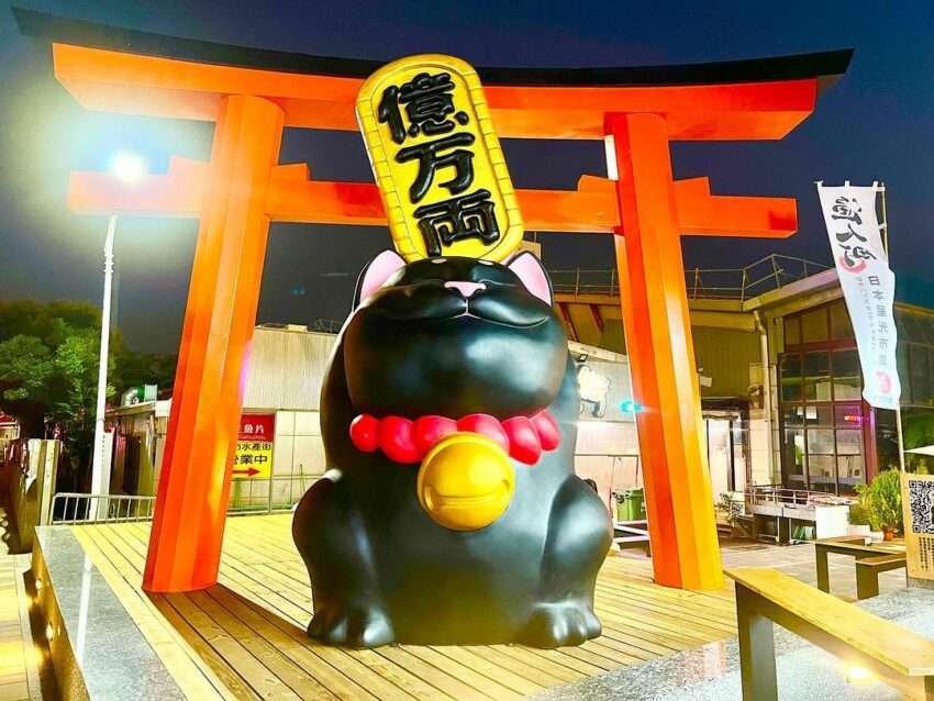 漁人町市集の夜、屋台の食べ物と装飾の明かりが調和する様子