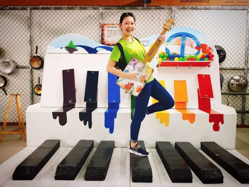 東和音楽体験館に展示されたアンティークピアノと楽器の陳列